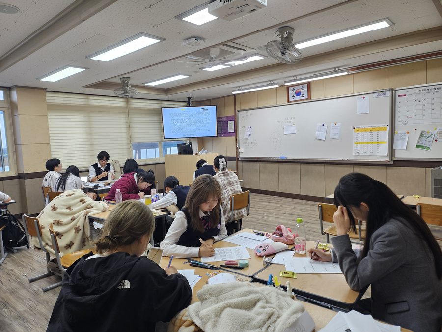 컬러 활동으로 완성한 참여자의 작업물